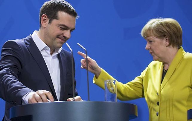 Dedo levantado. La canciller alemana Angela Merkel parece advertirle al premier griego Alexis Tsipras que debe someterse al ajuste.