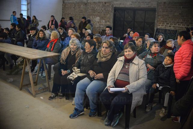 Los afectados son miles pero los asistentes se pueden contar en la foto.&nbsp;