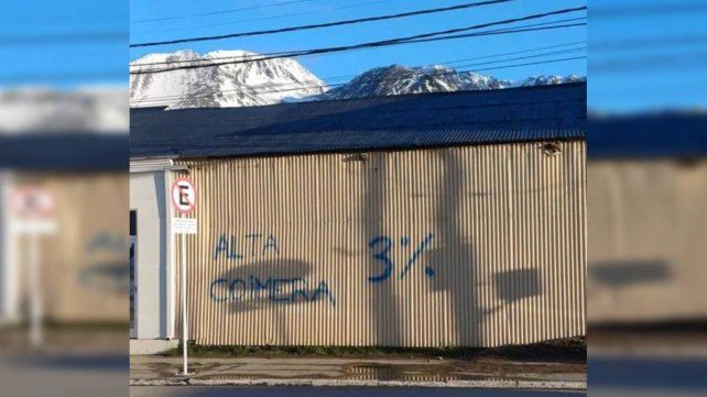 Las calles de Ushuaia amanecieron con carteles en rechazo a la visita de Javier Milei