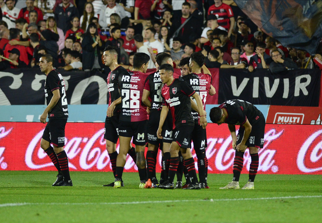 Los jugadores de Newells festejan el primer gol de la noche