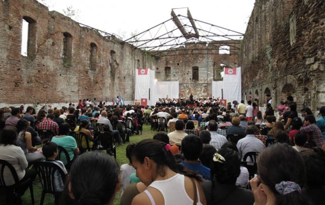 La Orquesta Sinfónica de Santa Fe tocó en el mismo lugar donde estaba la empresa que explotó el quebracho en el norte provincial.