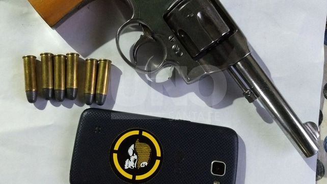 Cayeron dos violentos delincuentes con un arma de guerra cargada