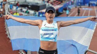 Belén Casetta con la bandera argentina en alto.