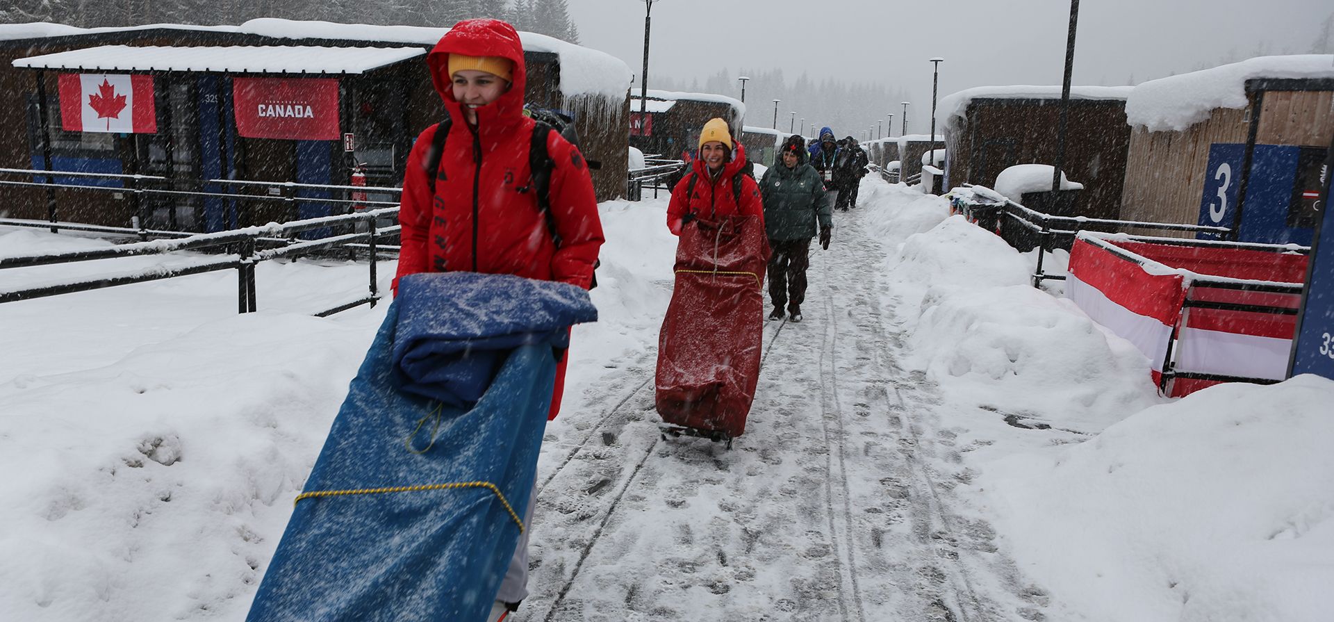 Atletas llevan su equipo a la estación de transporte para entrenar en la Villa Olímpica de Cortina d'Ampezzo, Italia, antes de los Juegos Olímpicos de Invierno de 2026, el martes 3 de febrero de 2026. (Foto AP/Jennifer McDermott) Atletas llevan su equipo a la estación de transporte para entrenar en la Villa Olímpica de Cortina d'Ampezzo, Italia, antes de los Juegos Olímpicos de Invierno de 2026, el martes 3 de febrero de 2026. (Foto AP/Jennifer McDermott)