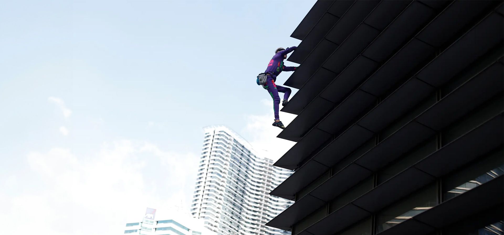 El escalador urbano francés Alain Robert, conocido como el Spider-Man francés, sube al edificio GT Capital. Robert subió los 47 pisos del edificio. Posteriormente la policía lo arrestó, Manila, Filipinas. Fotografía: Francis R Malasig/EPA El escalador urbano francés Alain Robert, conocido como el Spider-Man francés, sube al edificio GT Capital. Robert subió los 47 pisos del edificio. Posteriormente la policía lo arrestó, Manila, Filipinas. Fotografía: Francis R Malasig/EPA