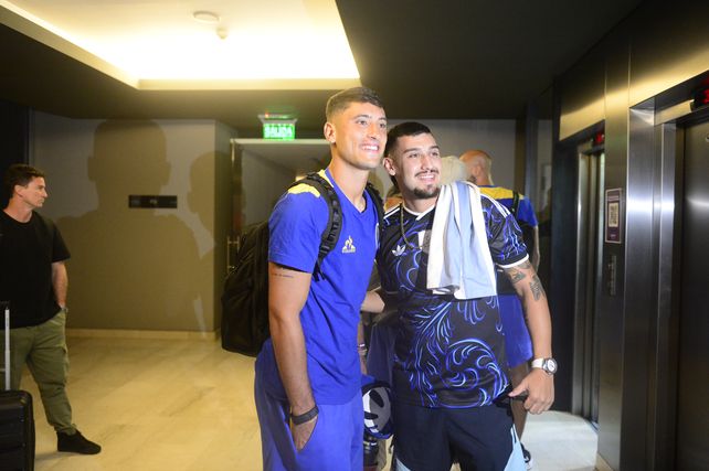 Alejo Veliz posa para una de las tantas fotos que le pidieron. En Central esperan que el 9 se reencuentre con el gol.