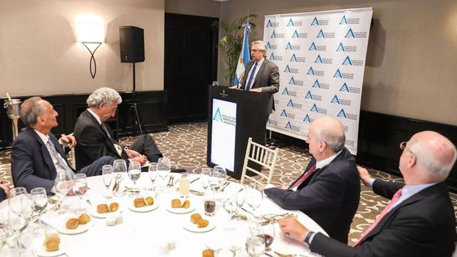 Fernández comprendió en un almuerzo al círculo rojo empresarial