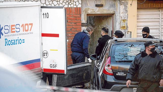El final. Los paramédicos ingresan a la casa de pasillo donde vivía Eduardo Trasante para retirar el cuerpo.  El final. Los paramédicos ingresan a la casa de pasillo donde vivía Eduardo Trasante para retirar el cuerpo.