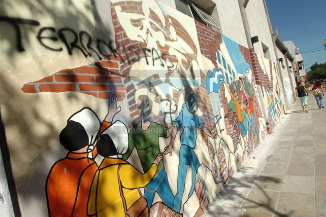 Repudian agravios a un mural que recuerda a víctimas del golpe