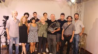 Hay equipo. La orquesta de Carlos Quilici junto al bandoneonista Cholo Montironi, en el ensayo previo.