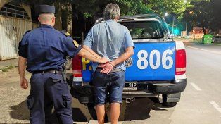 El hecho ocurrió a las 23.30 en calle Rubén Alday, de Paraná, y allí concurrió personal del 911 al ser advertido por una mujer de 61 años, madre del sujeto