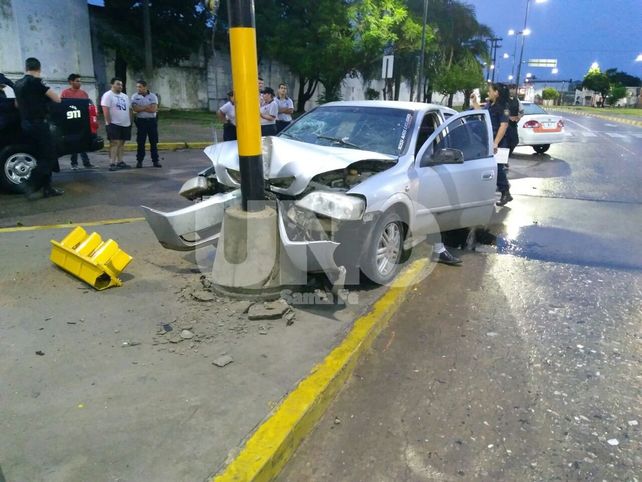 Chocó contra una columna frente al cementerio municipal y falleció