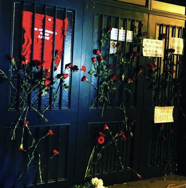 Flores y carteles hechos a mano, la forma en que la gente eligió despedir a Binner