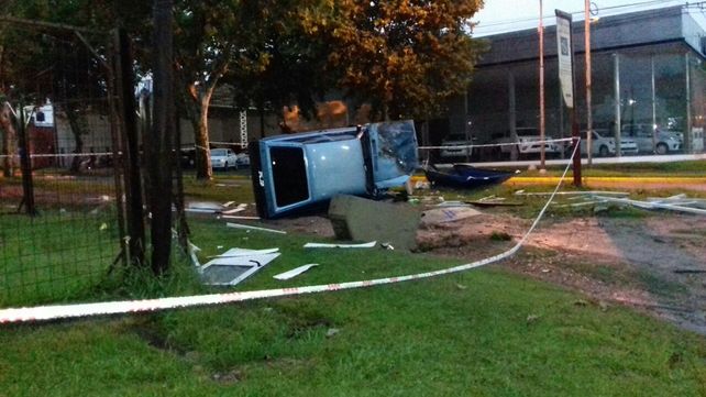 Conductor perdió el control de su auto y destruyó una garita policial