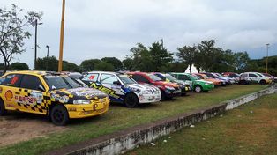 A la espera. Los autos, listos para largar en suelo uruguayense. El torneo provincial tendrá ocho fechas puntuables.