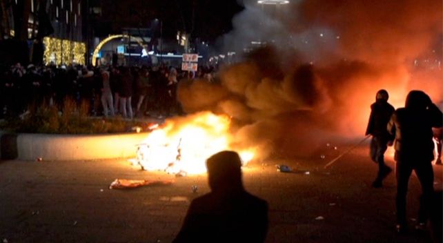 Protestas de los anti-Covid degeneraron en choques violentos con bombas molotov y daños a autos y negocios en Rotterdam.
