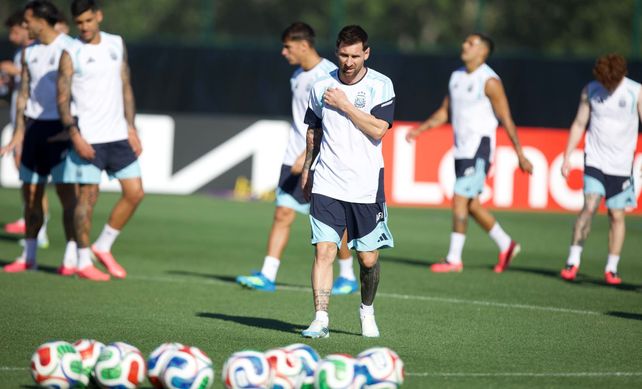 Messi, la bandera del equipo de Lionel Scaloni. Argentina comienza su desafío de bicampeonato.