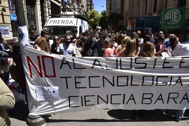 Córdoba y Corrientes. Los manifestantes portaron pancartas.