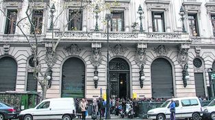 Restauran frentes de edificios centenarios de avenida de Mayo