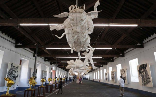 El trabajo del artista chino disidente Ai Weiwei se exhibe durante una vista previa para la prensa de su nueva exposición