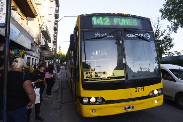 Las líneas 142 negro y 133 negro unen Rosario con Funes; y el 33/9 va hasta Roldán.