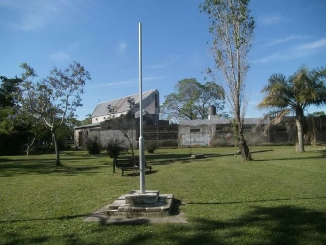 Se robaron parte del mástil de la plaza de Altos del Valle