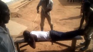 Así castigan y humillan en Nigeria a los hombres que cometen actos de infidelidad