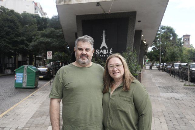 Matías Aguirre y Margarita Silva llevan juntos adelante esta franquicia de Sablé Paris. La atención personalizada y la calidad de los productos es la clave para atraer a sus clientes.