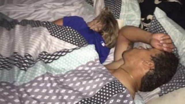 Un hombre sorprendió a su novia con otro en la cama y la escrachó en las redes sociales