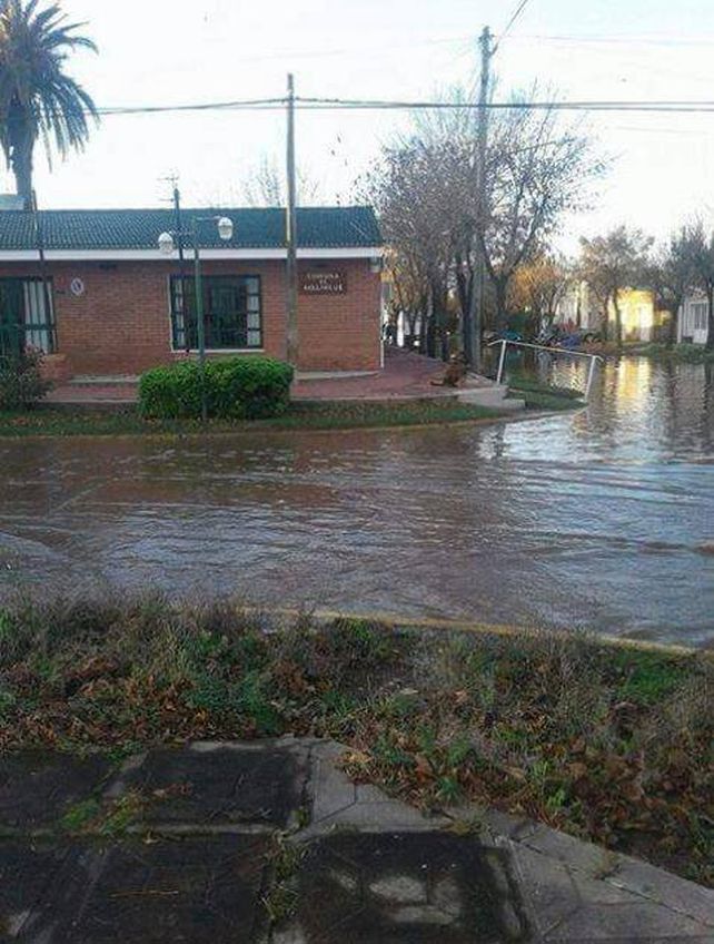 Anegados. Parte de la localidad ya tiene agua en las calles.