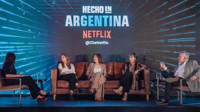 Mercedes Morán (centro) junto a la directora Fabiana Tiscornia y el director Marcelo Piñeyro.