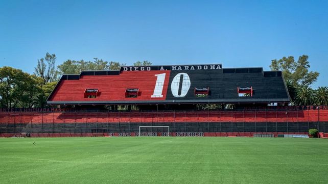 El 10 de Diego Maradona apareció pintado en la tribuna que lleva su nombre en el Coloso.