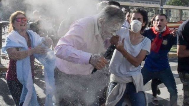 Así le quedó el rostro a Julio Bazán tras la agresión que sufrió frente al Congreso