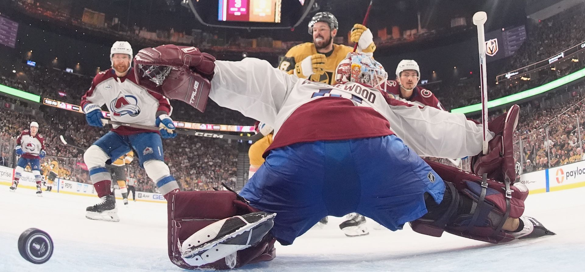Tomas Hertl, centro de los Vegas Golden Knights (arriba), anota contra Scott Wedgewood, portero de los Colorado Avalanche, durante el tercer periodo del tercer partido de la final de la Conferencia Oeste de la Copa Stanley de la NHL, el domingo 24 de mayo de 2026, en Las Vegas. (Foto AP/Mark J. Terrill) Tomas Hertl, centro de los Vegas Golden Knights (arriba), anota contra Scott Wedgewood, portero de los Colorado Avalanche, durante el tercer periodo del tercer partido de la final de la Conferencia Oeste de la Copa Stanley de la NHL, el domingo 24 de mayo de 2026, en Las Vegas. (Foto AP/Mark J. Terrill)