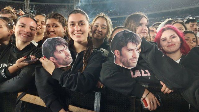 Las fanásticas felices por estar cerca del del escenario