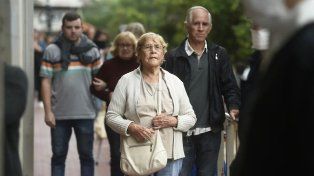 El gobierno mantiene sin aumento el bono de $70.000 para jubilados en mayo