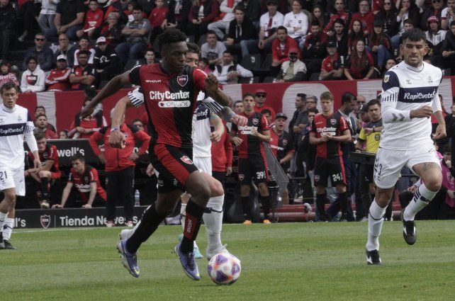 Para adelante. Djorkaeff Reasco encara ante Gimnasia. El ecuatoriano viene de anotar un golazo desde 35 metros frente al lobo y recuperó la confianza.