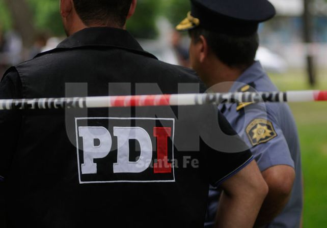 Reflejos. El trabajo del fiscal Giavedoni y agentes de la Policía de Investigaciones / Foto: Mauricio Centurión - Uno Santa Fe