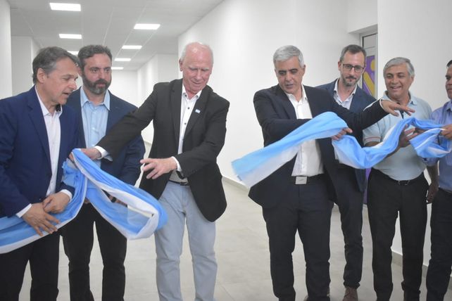 De Grandis destacó el esfuerzo que hace el municipio para mejorar la infraestructura escolar y volvió a pedir carreras universitarias para la ciudad.