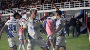 El gesto de Enzo Copetti, en el último tramo del festejo ante San Lorenzo, luego de que le arrojaron bombas de estruendo a los jugadores de Central.