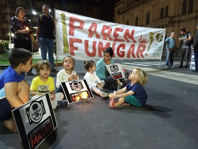 Niños y niñas al final la marcha que rodeó la Casa de Gobierno de Entre Ríos.&nbsp;