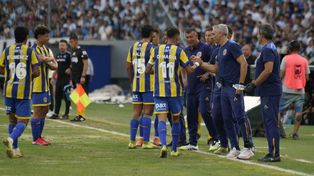 Momento de parate. Los futbolistas de Central se hidratan en una pausa del partido ante Racing que sirvió para que el entrenador acomodara algunas piezas.
