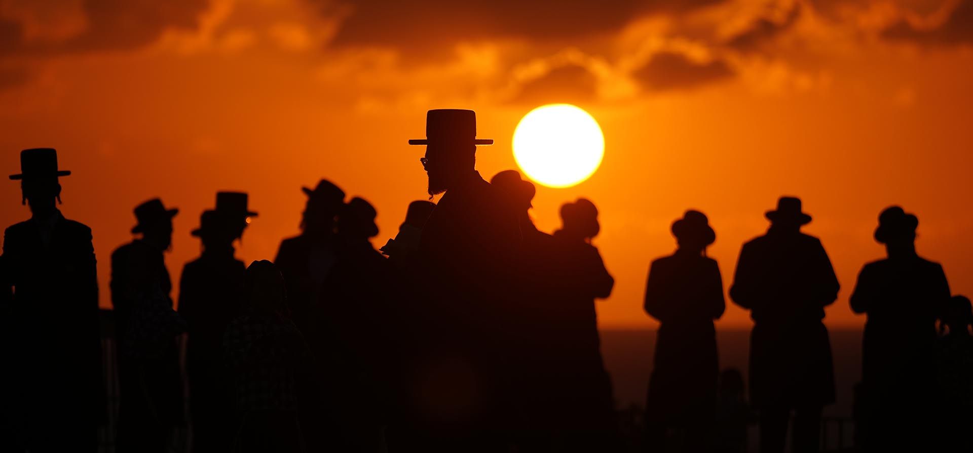 Judíos ultraortodoxos de la secta jasídica Kiryat Sanz participan en una ceremonia de Tashlij en una colina con vistas al mar Mediterráneo en Netanya, Israel, el martes 30 de septiembre de 2025. (Foto AP/Ariel Schalit) Judíos ultraortodoxos de la secta jasídica Kiryat Sanz participan en una ceremonia de Tashlij en una colina con vistas al mar Mediterráneo en Netanya, Israel, el martes 30 de septiembre de 2025. (Foto AP/Ariel Schalit)
