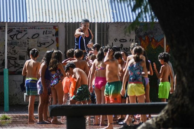 Los alumnos de la primaria del&nbsp;Complejo Educativo Dr. Francisco de Gurruchaga fueron en malla y se refrescaron con una manguera.&nbsp;