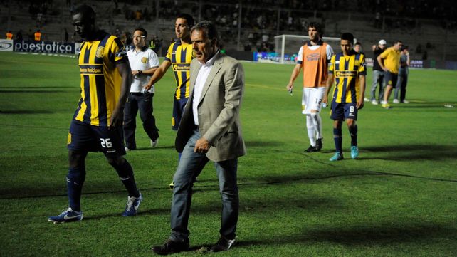Russo se retira del campo de juego del Bicentenario de San Juan con el dolor de no haber podido alzar la copa.