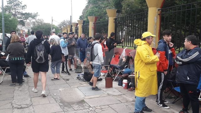 Historias de cansancio y hartazgo de los hinchas de Colón en el canje de entradas