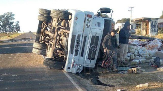 Este lunes por la mañana volcó un camión sobre ruta 11 a la altura del kilómetro 147. El vehículo circulaba en sentido Gualeguay - Victoria