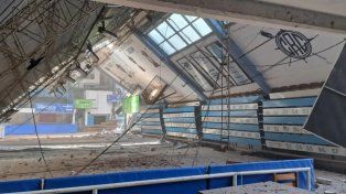 Club de Regatas Corrientes: se desplomó el techo y el muro del estadio.
