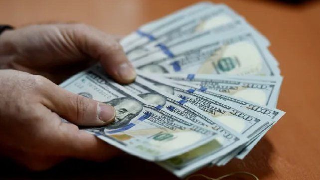 Favorable respuesta del mercado tras el triunfo electoral de Javier Milei. El dólar baja y suben las acciones. Los bancos privados comercializan la divisa a $ 1.420/25 Favorable respuesta del mercado tras el triunfo electoral de Javier Milei. El dólar baja y suben las acciones. Los bancos privados comercializan la divisa a $ 1.420/25
