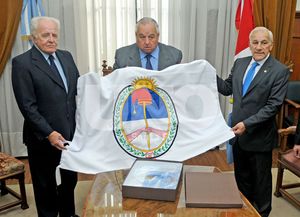 El chozno nieto de Manuel Belgrano trajo a Santa Fe la nueva bandera nacional